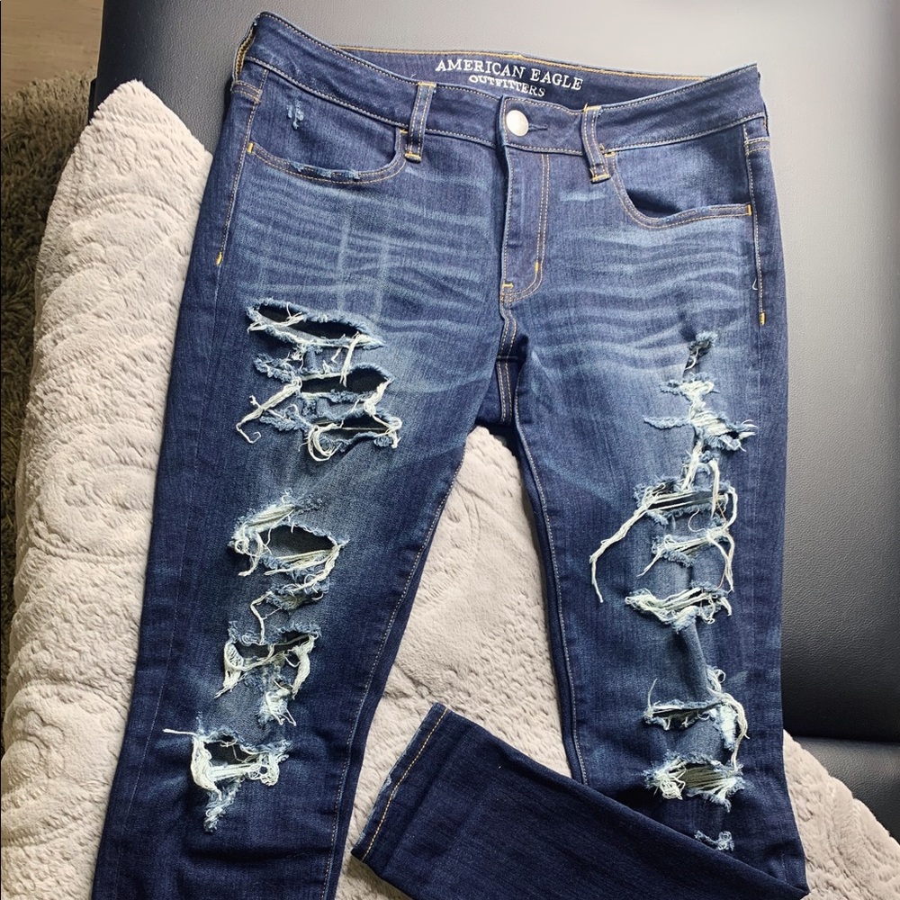 AMERICAN EAGLE DISTRESSED JEANS